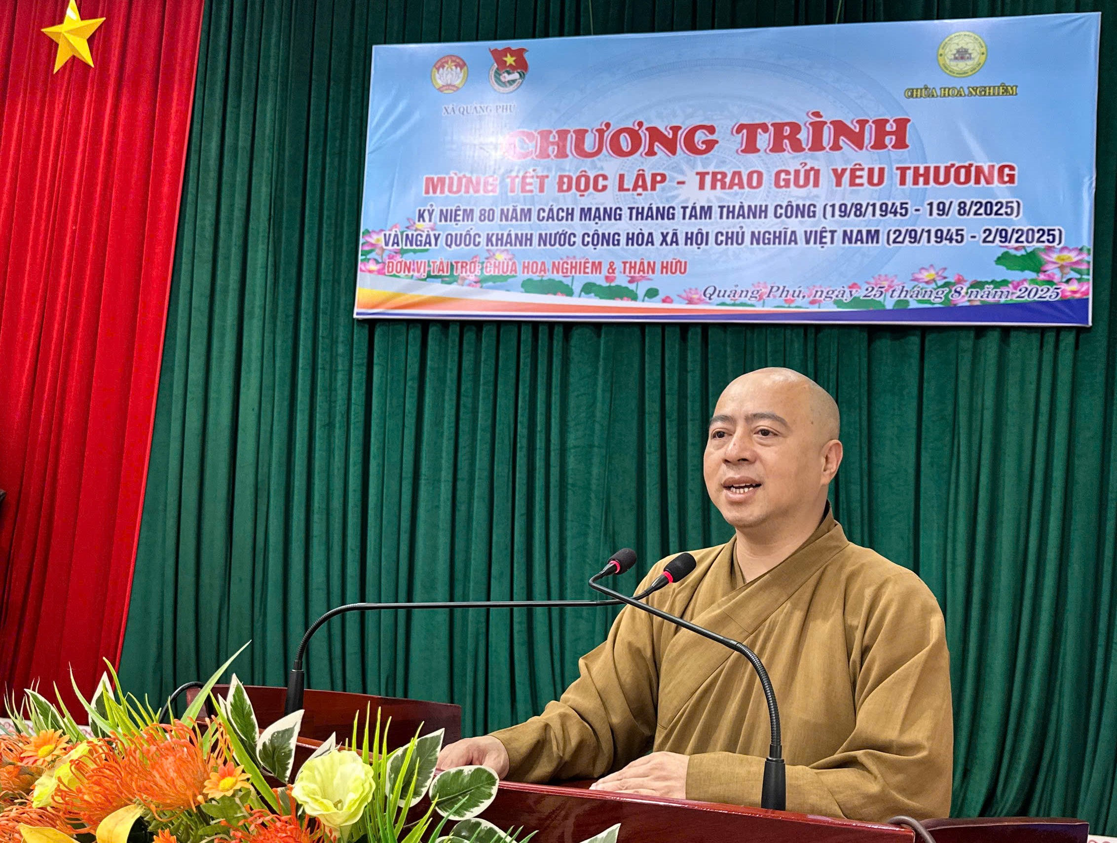 Đại đức Thích Minh Đăng - trụ trì Chùa Hoa Nghiêm phát biểu trong chương trình